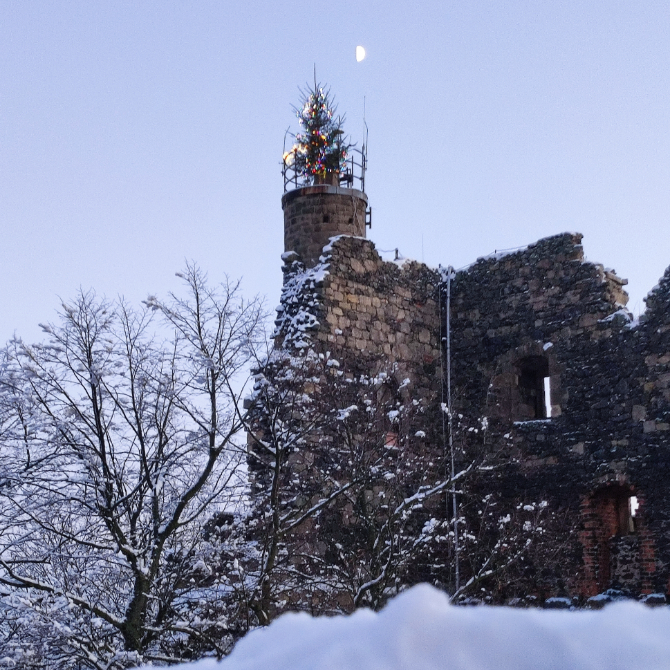 świąteczna choinka na wieży widokowej zamku grodziec